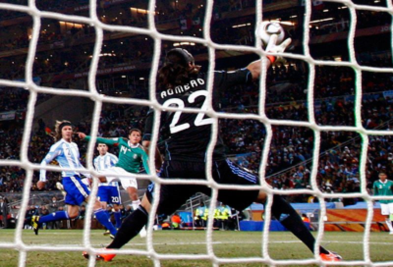 El mexicano Chicharito Hernández ha anotado el único gol de la selección tricolor.