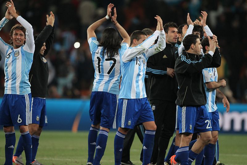 Los jugadores argentinos agradecen a sus seguidores el apoyo, tras finalizar el partido en el que Argentina se ha clasificado para cuartos.