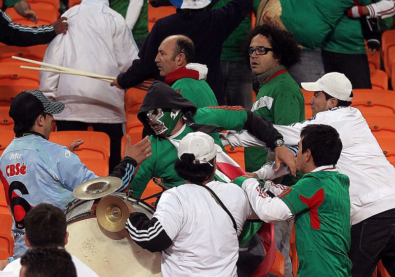 Aficionados argentinos y mexicanos han protagonizado algunos enfrentamientos en las gradas del Soccer City, tras finalizar el partido que entre las selecciones de Argentina y México.