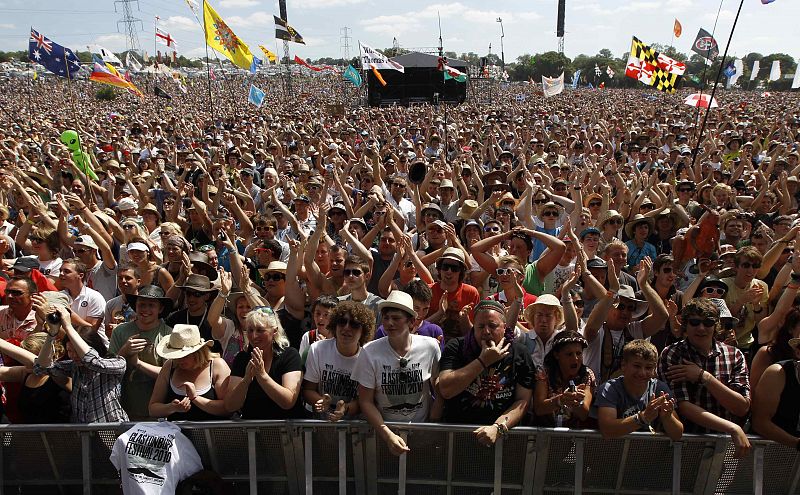 El público recibe a Rolf Harris en el Festival de Glastonbury