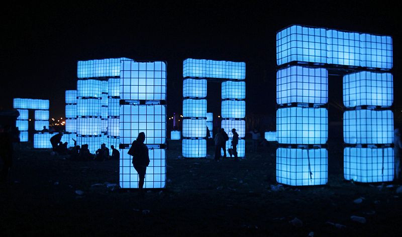 Asistentes al festival de Glastonbury ante el Cube Henge