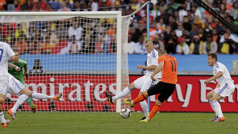 Arjen Robben anota el primer gol de Holanda, que también es el primero en su cuenta particular en este Mundial, ante la selección de Eslovaquia.