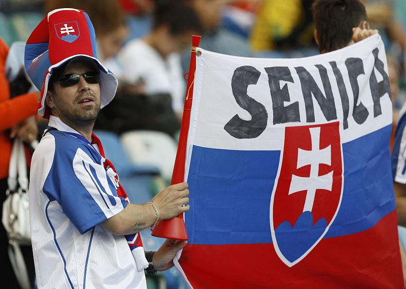 Seguidores eslovacos animan desde la grada a su selección que está haciendo historia en su primera cita mundialista.