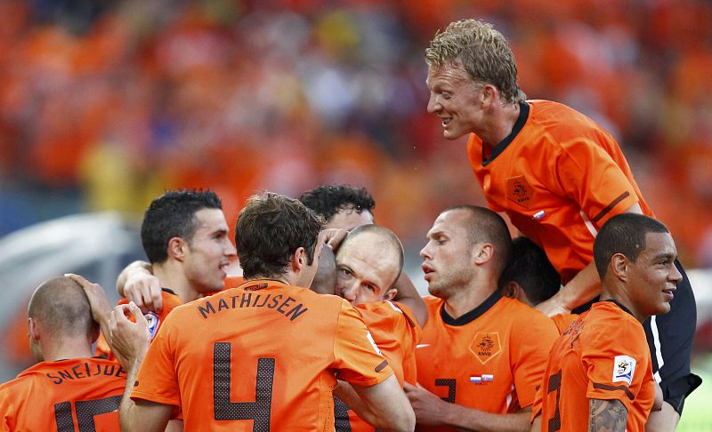 Los jugadores holandeses felicitan a su compañero Robben autor el primer gol de su selección en el partido de octavos entre Holanda y Eslovaquia.