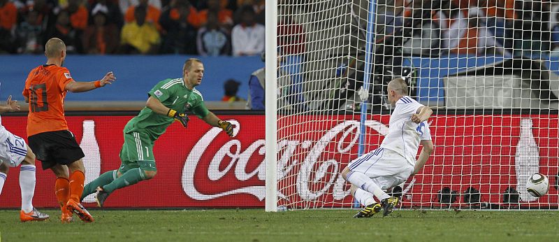 Sneijder marca a placer el segundo gol para Holanda