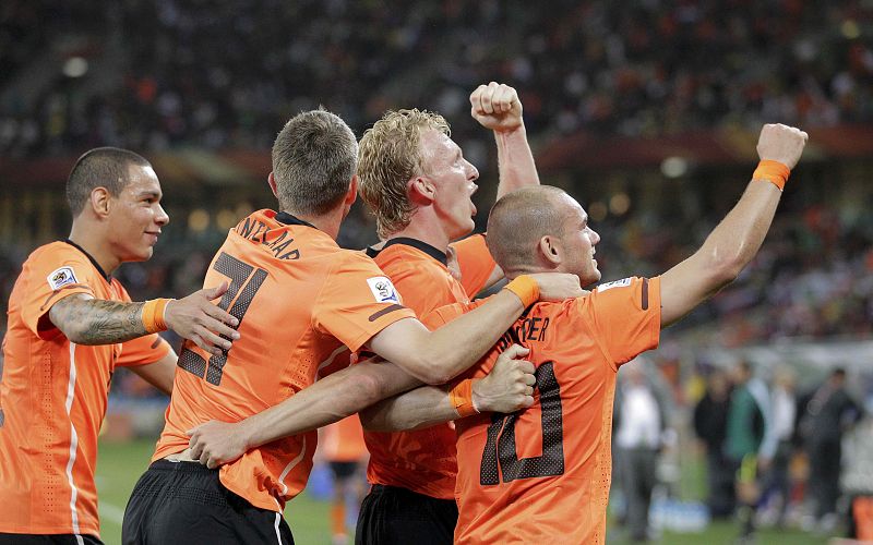 Los jugadores holandeses celebran el gol de Sneijder