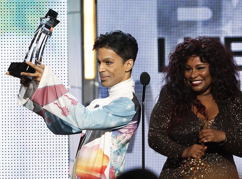 La estrella del rock y del pop, Prince, recoge el premio que reconoce su trayectoria artística en los Premios BET.