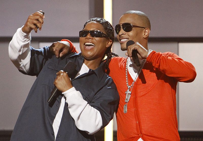 La presentadora de los BET Awards, Queen Latifah y el rapero T.I., en un momento durante la ceremonia