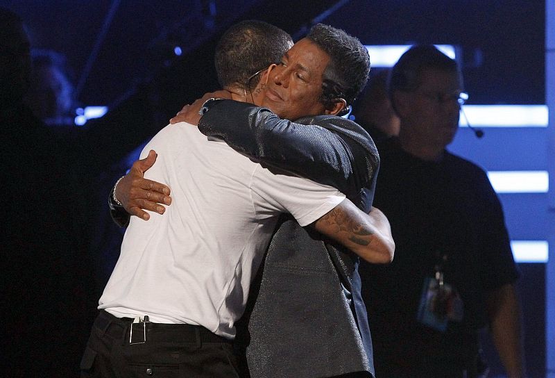 Jermaine Jackson y Chris Brown se abrazan tras el homenaje a Michel Jackson