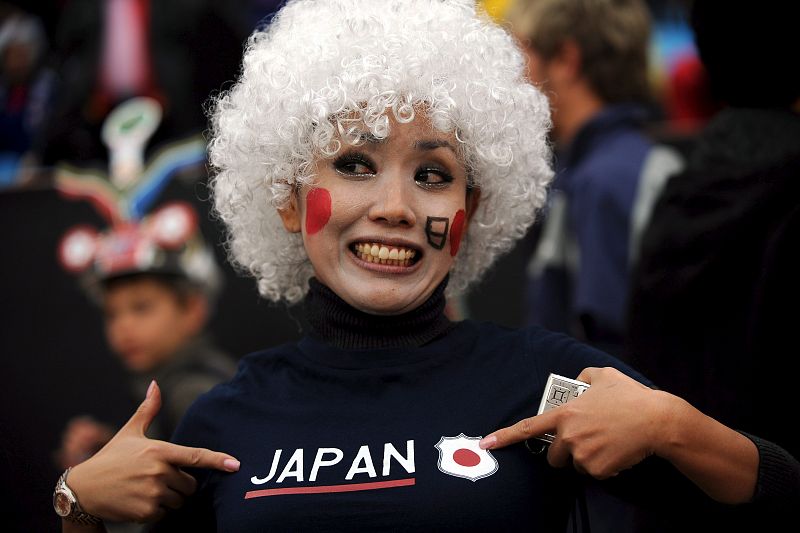 Una aficionada japonesa anima a su selección antes del partido Paraguay-Japón