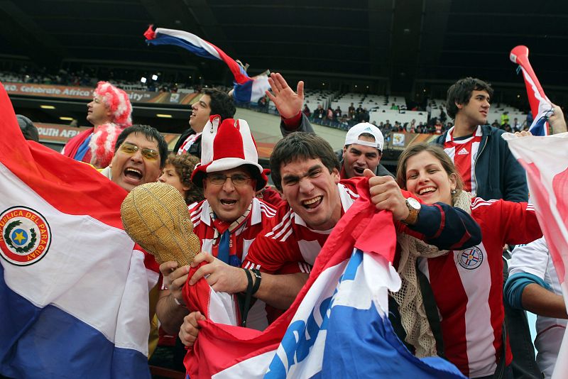 Seguidores paraguayos en las gradas del estadio Loftus Versfeld en Pretoria