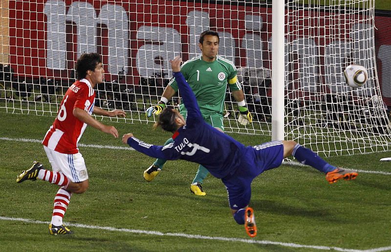 El japonés Tulio dispone de una buena ocasión ante el portero parguayo.