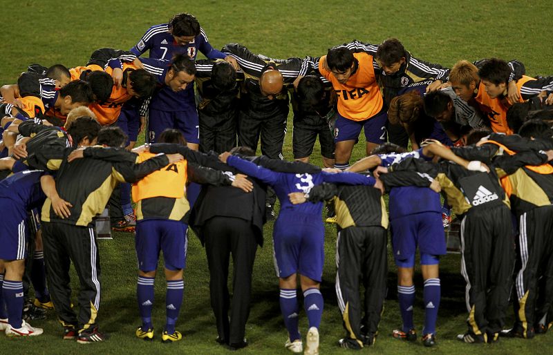 Los futbolistas japoneses se concentran en su campo antes de disputar la prórroga en el partido Paraguay-Japón.