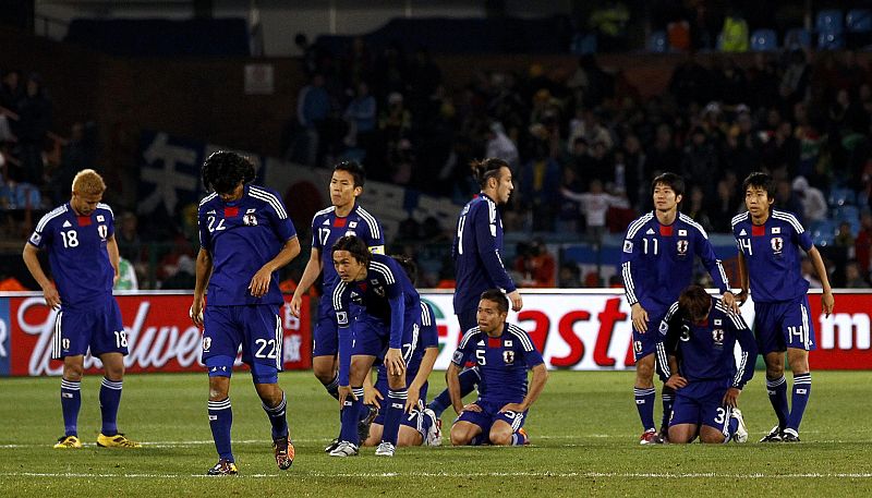 Los jugadores de Japón, tristes, tras el fallo de su compañero Komano, que ha supuesto el pase de Paraguay en los penaltis.