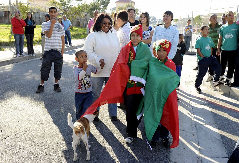 Varios aficionados portugueses apoyan a la selección lusa antes del comienzo del partido entre España y Portugal.