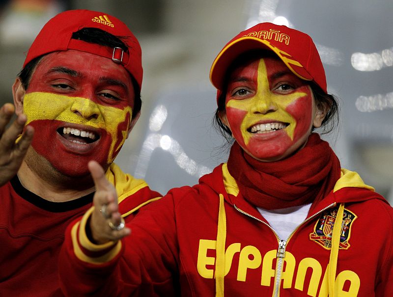 Dos aficionados españoles esperan en las gradas del estadio Green Point que arranque el partido entre España y Portugal.