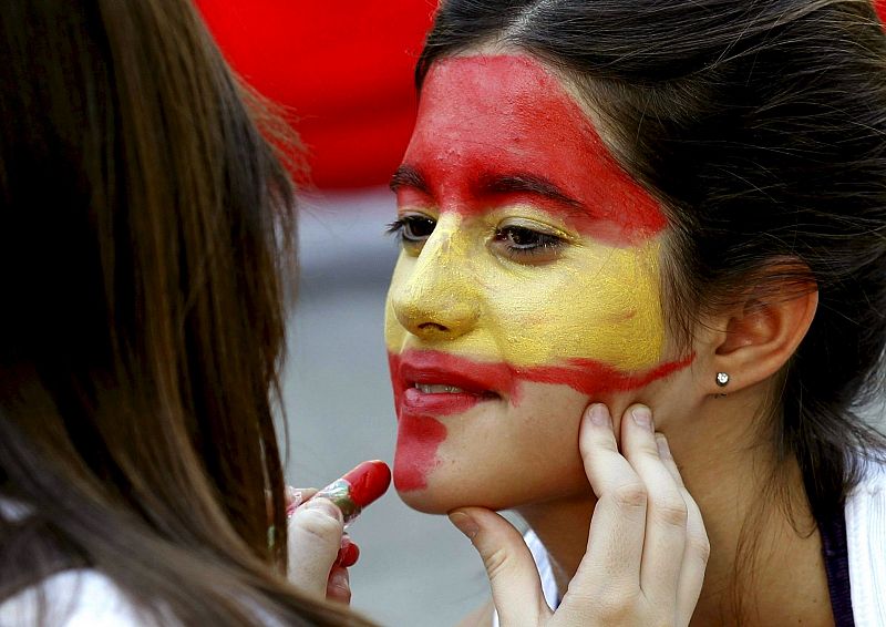 Dos aficionadas se pintan la cara con los colores de la bandera española para apoyar a la "roja" en Sudáfrica.