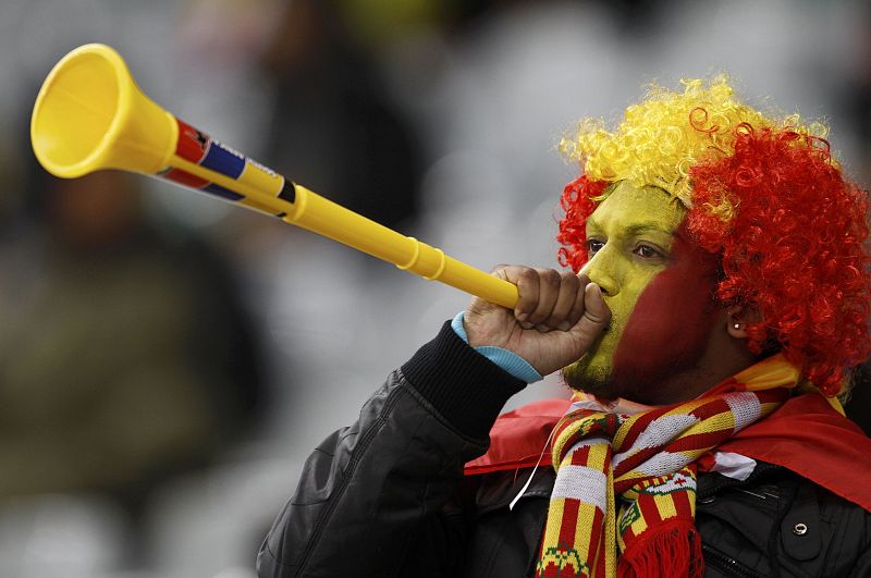 Un seguidor español anima a los nuestros con la típica vuvuzela sudafricana.