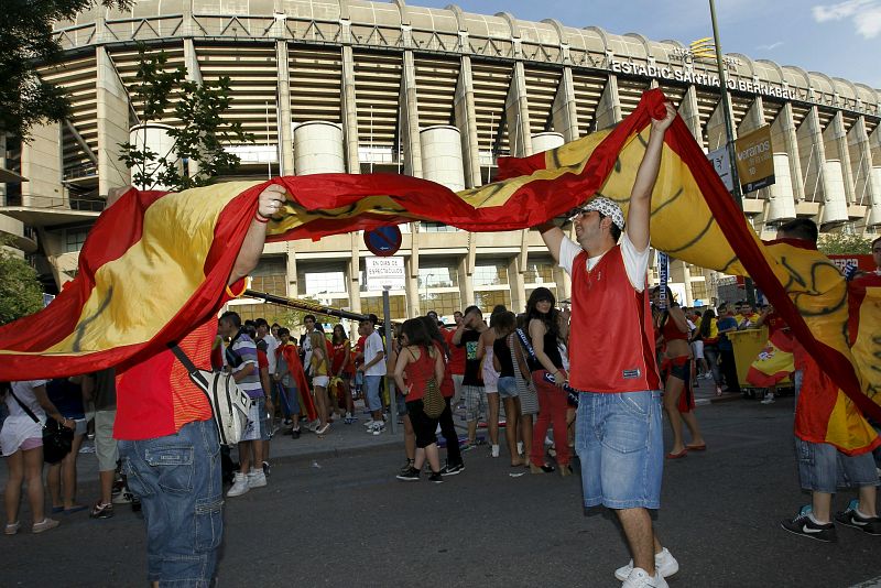 El duelo ibérico España-Portugal también ha movilizado a los aficionados en la capital española. En los aledaños del estadio Santiago Bernabéu, cientos de ellos se han congregado para ver el partido en una pantalla gigante.