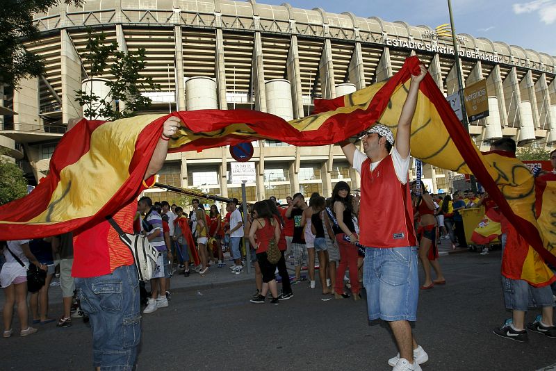 El duelo ibérico España-Portugal también ha movilizado a los aficionados en la capital española. En los aledaños del estadio Santiago Bernabéu, cientos de ellos se han congregado para ver el partido en una pantalla gigante.