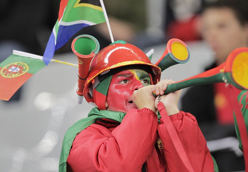 Los portugueses también tenían vuvuzelas para animar a CR7 y los suyos.