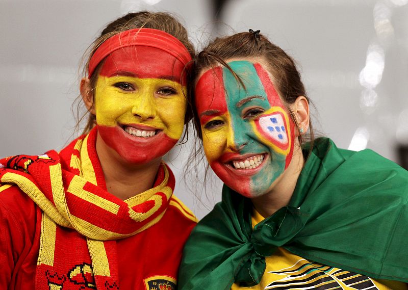 A pesar de lo que se juegan, las aficiones se hermanan antes del partido España Portugal.