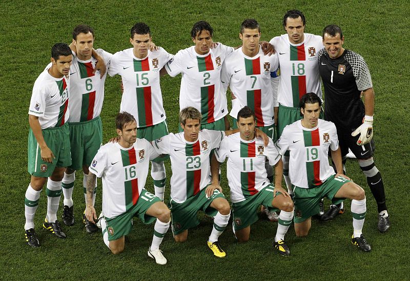 Ricardo Costa, Ricardo Carvalho, Pepe, Bruno Alves, Cristiano Ronaldo, Hugo Almeida,Eduardo,  Raul Meireles, Fabio Coentrao, Simao Sabrosa,y Tiago, son los once hombres que han saltado de inicio por Portugal.