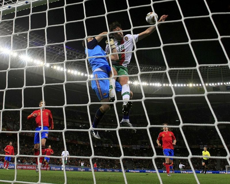 Casilla despeja el balón ante la peligrosa llegada del portugués Almeida