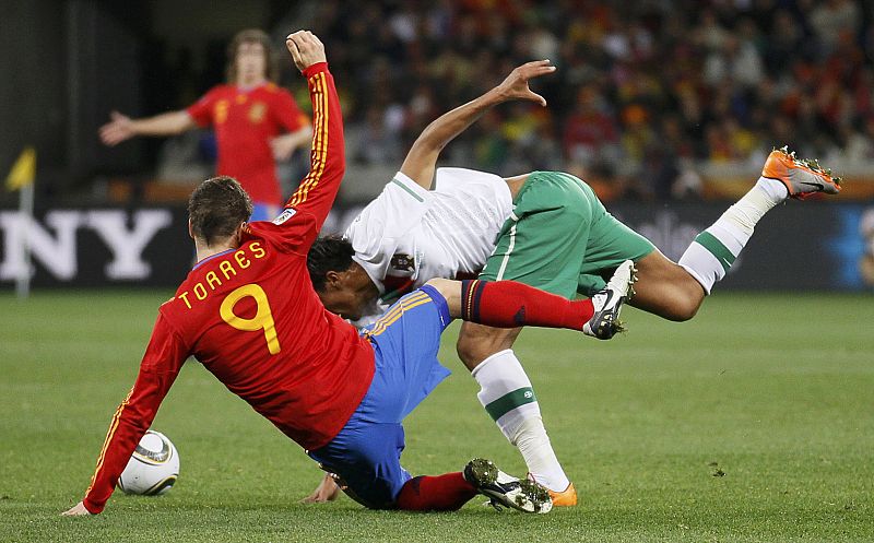 Fernando Torres y Bruno Alves disputan un balón durante el choque ibérico entre España y Portugal.