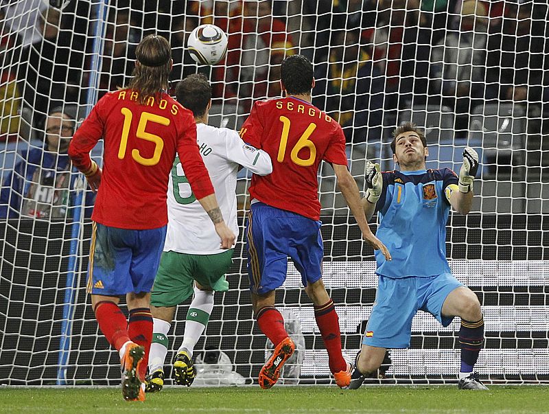 Aunque el balón se le escapa de las manos, Casillas ha evitado que Portugal marque en la primera parte del España- Portugal.