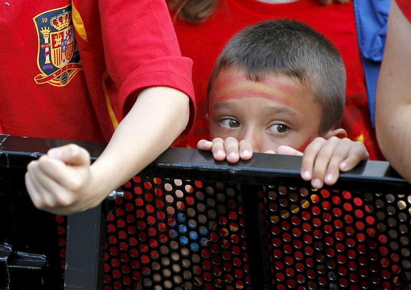 En la cara de este niño puede verse la tensión, por lo que se están jugando las selecciones de España y Portugal en Ciudad del Cabo.