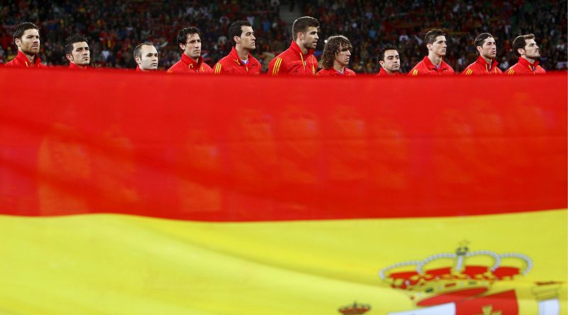 Los jugadores españoles, muy concentrados, escuchan el himno nacional al comienzo del partido.