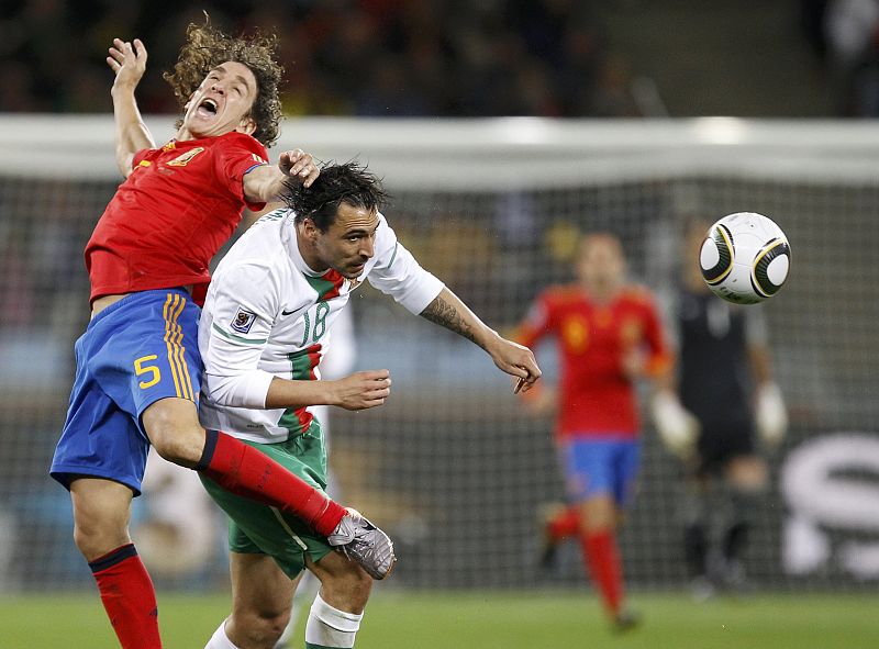 El portugués Almeida, desequilibra a Puyol que había saltado a por un balón.