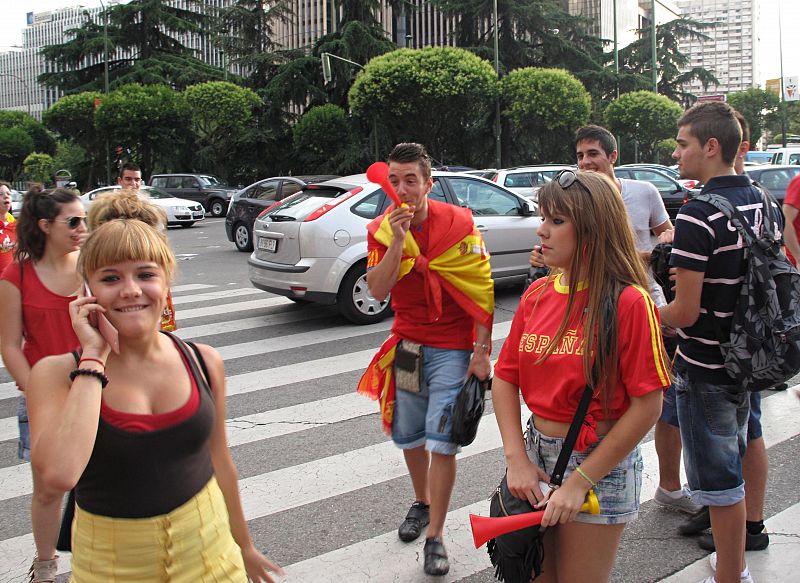 La versión española de las vuvuzelas ha causado furor entre los aficionados que se han acercado a la explanada del Bernabéu.