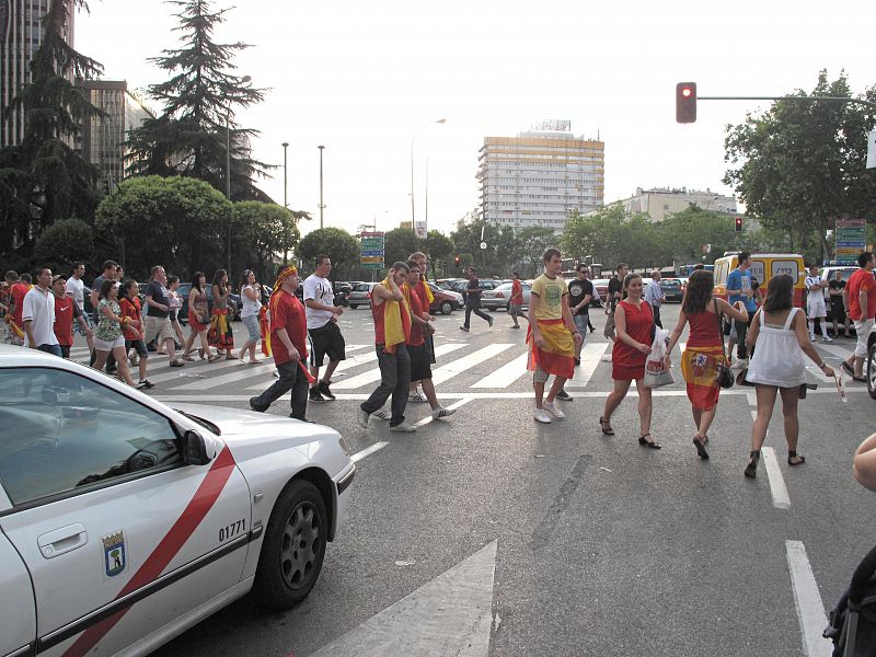 Los aficionados han teñido el Paseo de la Castellana con los colores de la bandera española.