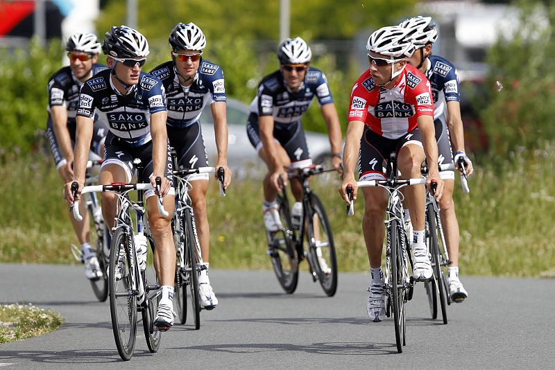 Andy Schleck, uno de los favoritos, pedalea junto a su hermano Franck Schleck (derecha) en el primer día de entrenamiento del Saxo Bank en Rotterdam