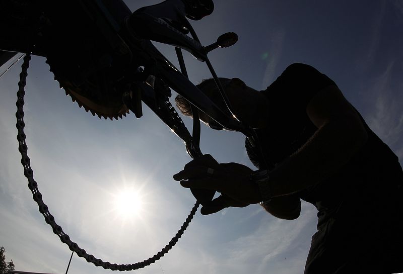 Un mecánico del equipo Saxo Bank prepara una bicicleta antes del entrenamiento de su conjunto en Rotterdam