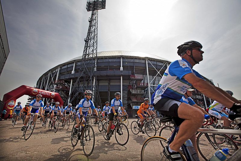 Miles de ciclistas aficionados han recorrido el circuito de la primera etapa del Tour de Francia en Rotterdam (Holanda) el 1 de julio