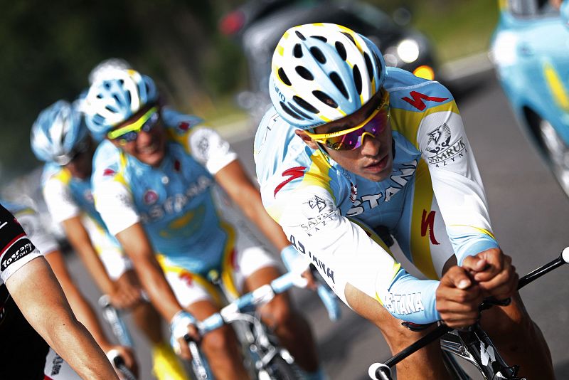 Alberto Contador, doble campeón de la ronda gala, entrena junto a su equipo, el Astana