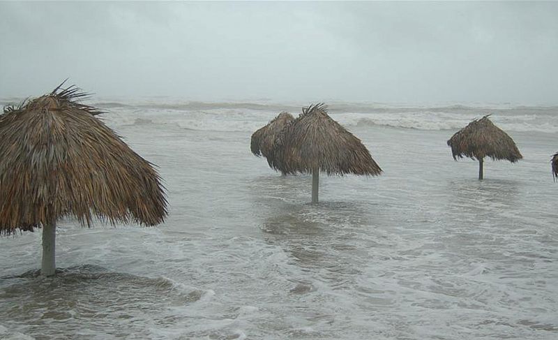 Un sector turístico de Playa Bagdad, afectado por el huracán "Alex"