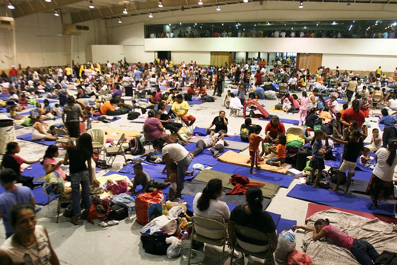 Cientos de personas son albergadas en un refugio en Matamoros, estado de Tamaulipas