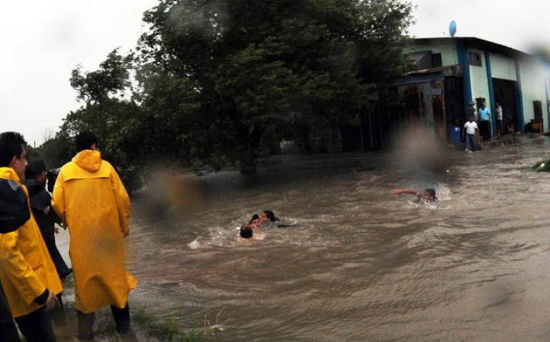Un joven es rescatado de un afluente en Matamoros, estado de Tamaulipas (México)