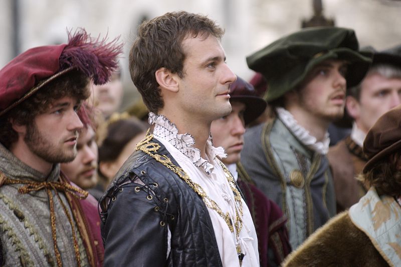 Callum Blue protagoniza a Anthony Knivert, caballero de la Casa Real durante el reinado de Enrique VIII