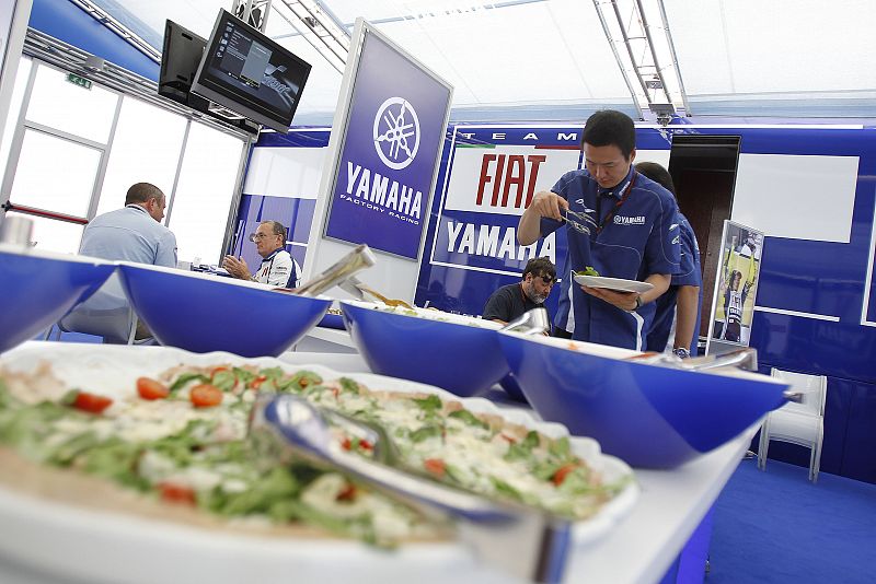 Fiat Yamaha apuesta por la comida ligera. Al fondo se puede ver a Ramón Forcada, jefe de mecánicos de Lorenzo.