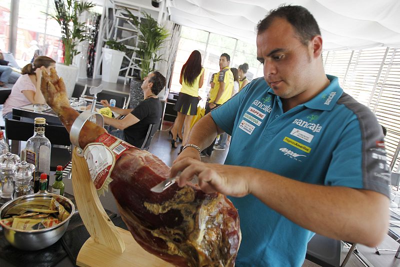 En el 'hospitality' del Team Aspar, el jamón cobra especial protagonismo.