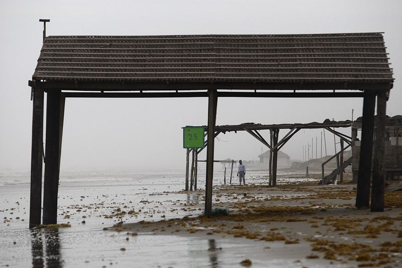 Un residente camina en la playa después del huracán Alex in Matamoros