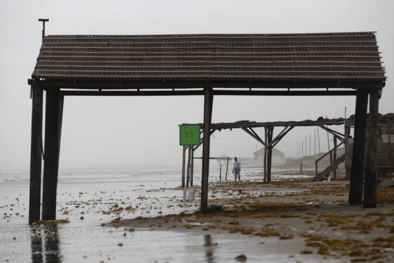 Un residente camina en la playa después del huracán Alex in Matamoros