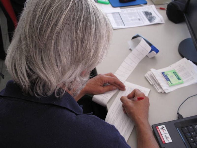 Un técnico revisa a mano cada tiempo, para evitar posibles fallos.