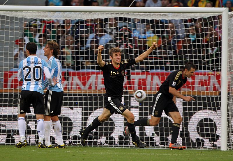 Thomas Müller celebra el primer gol que consiguió su compañero Miroslav Klose