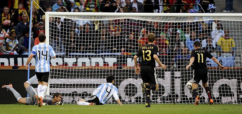 Klose marca el segundo gol de su selección